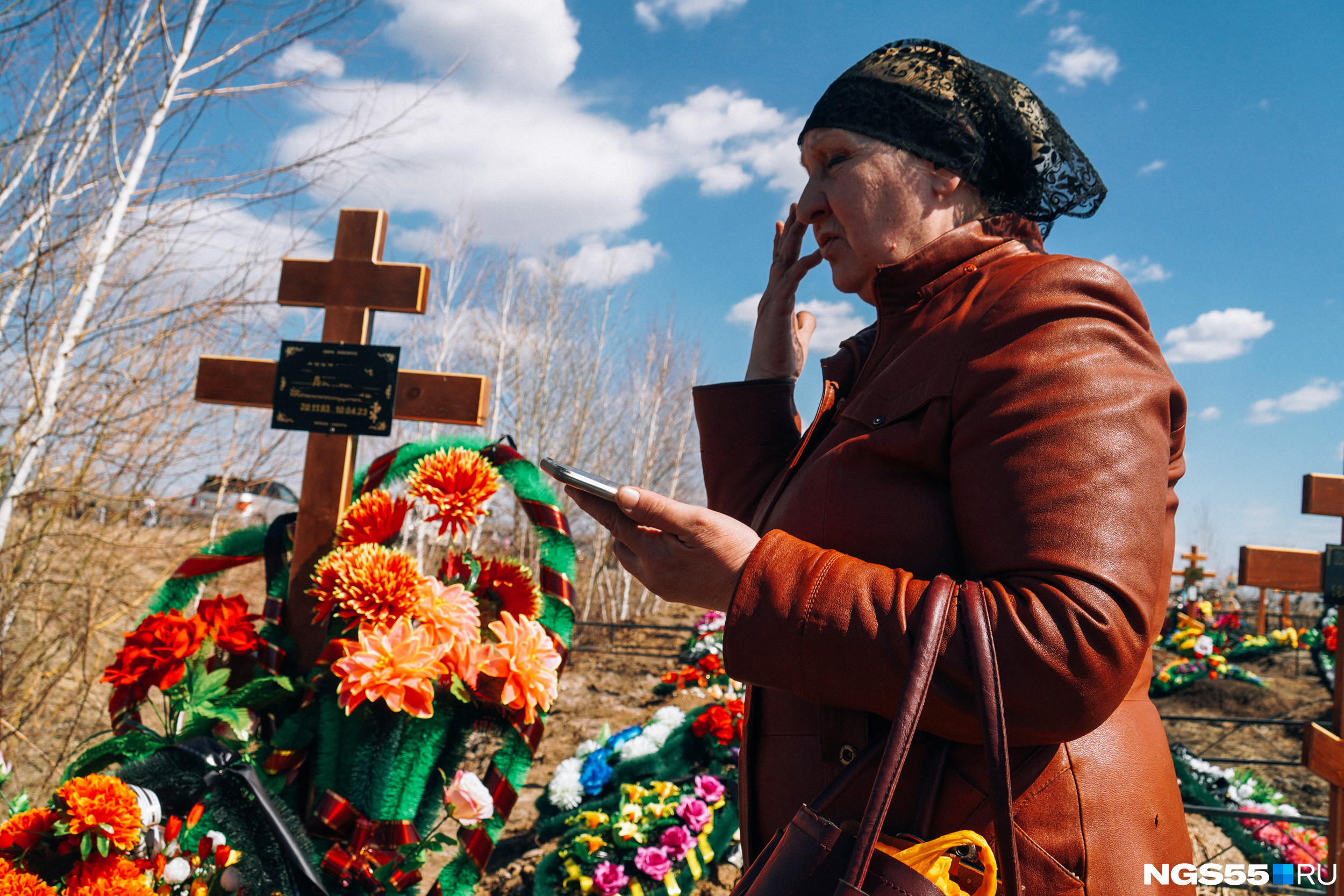 навещать могилы