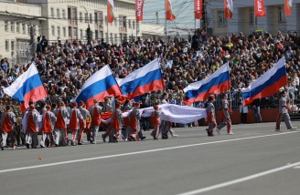 Алексей Текслер принял участие в торжественном построении, посвященном 80-й годовщине Победы в Великой Отечественной войне