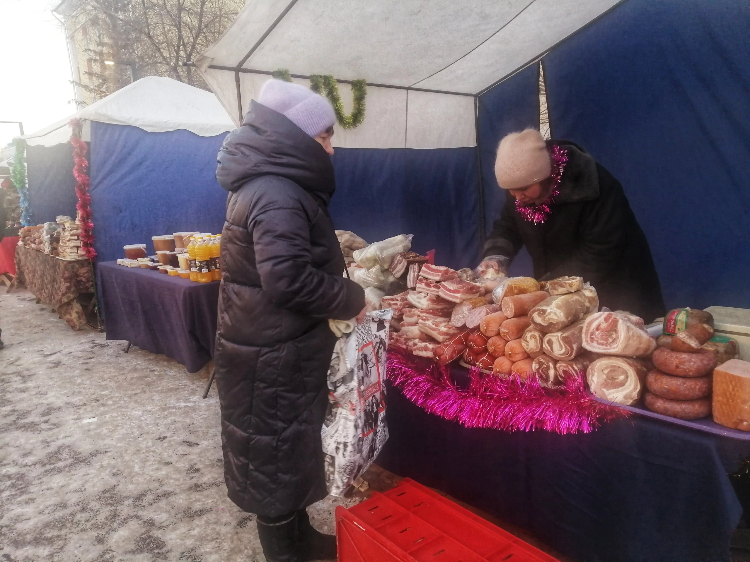 Продовольственная ярмарка в тюмени 2021. Ярмарка сладостей. Ярмарка выходного дня севск. Ярмарка сельхозпродукции. Ярмарка на красной площади.