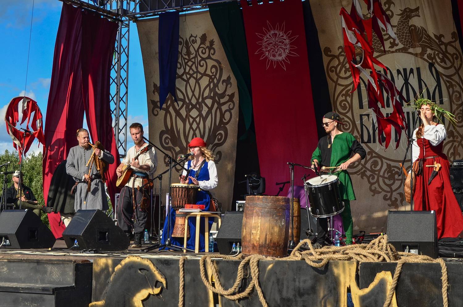 Выступления в новгороде. Сцена фестиваль. Концерт фото. Выступления в новгороде. Дкм город зал великий новгород.