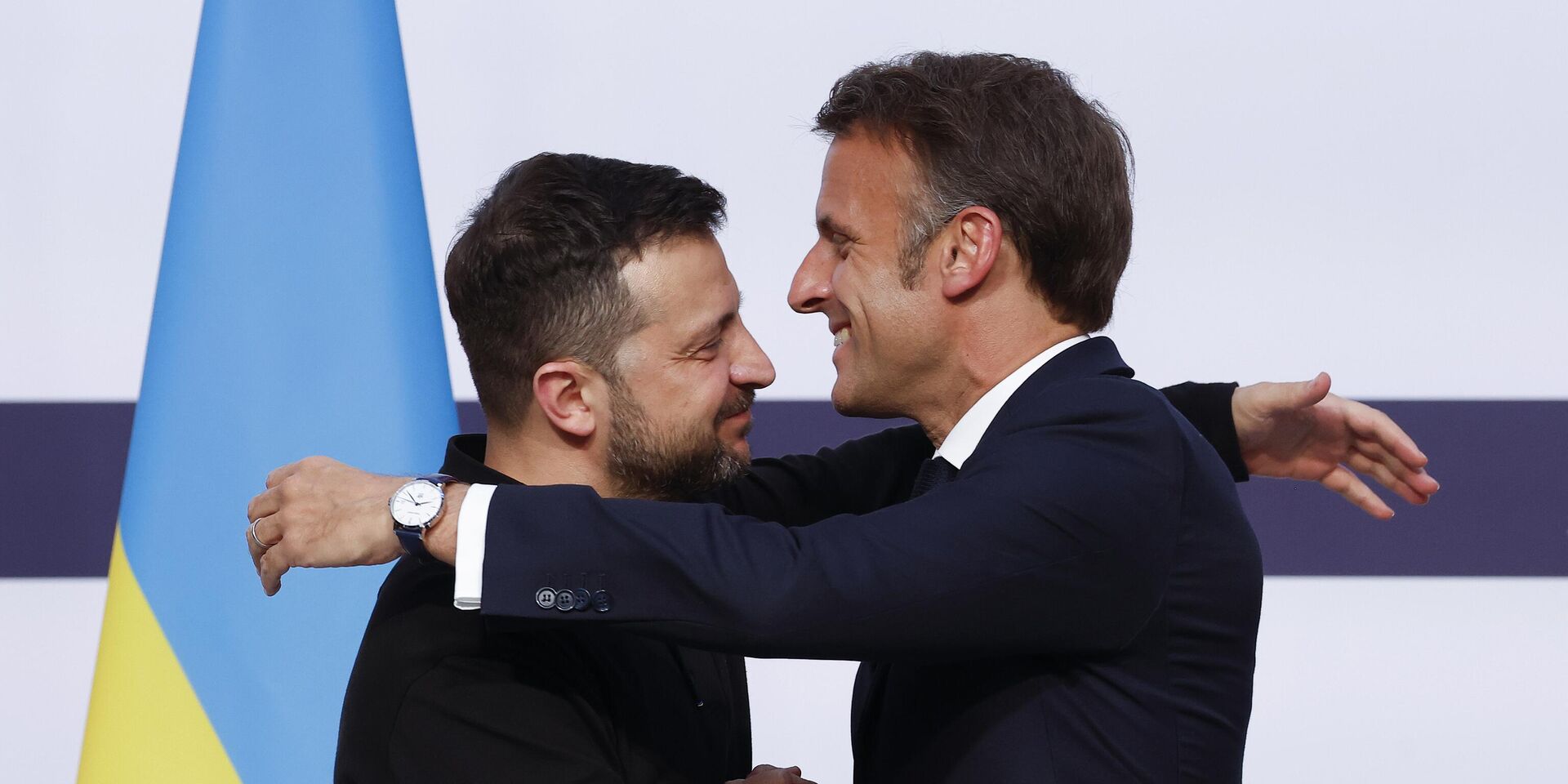 Президент Франции Эммануэль Макрон, справа, обнимает Владимира Зеленского во время совместной пресс-конференции в Елисейском дворце в Париже. 7 июня 2024 года. - ИноСМИ, 1920, 18.09.2025