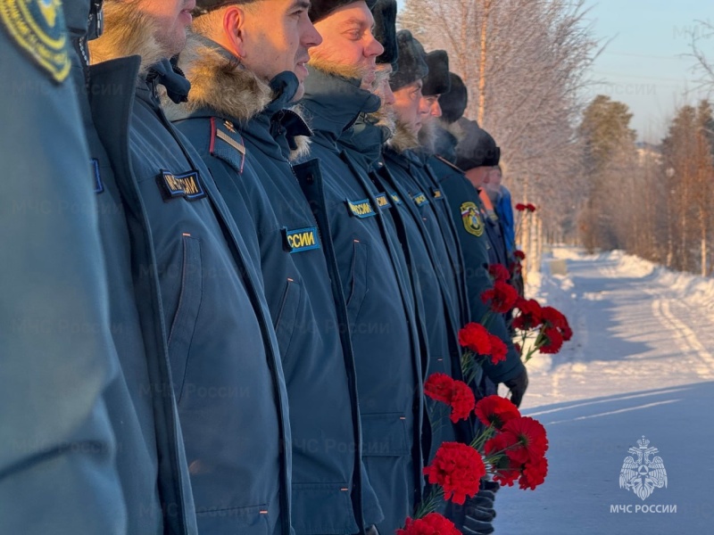 Сегодня Муравленковские пожарные почтили память товарища, погибшего 31 год назад