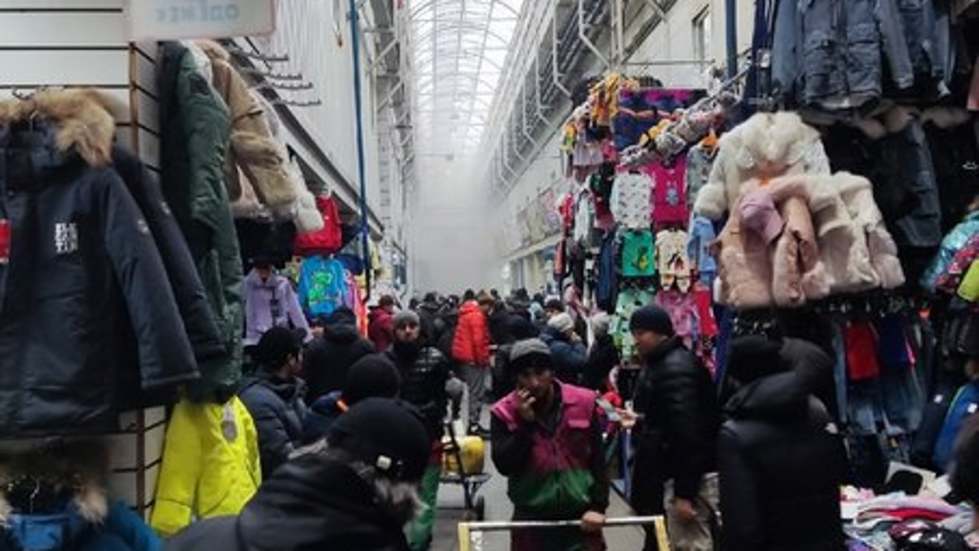 пожар на рынке садовод в москве. рыночные павильоны рынок. садовод рынок сгорел. садовод вещевой рынок москва. на рынке.