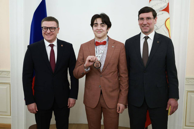 Вместе с губернатор ребят поздравил вице-президент КХЛ Алексей Гуськов