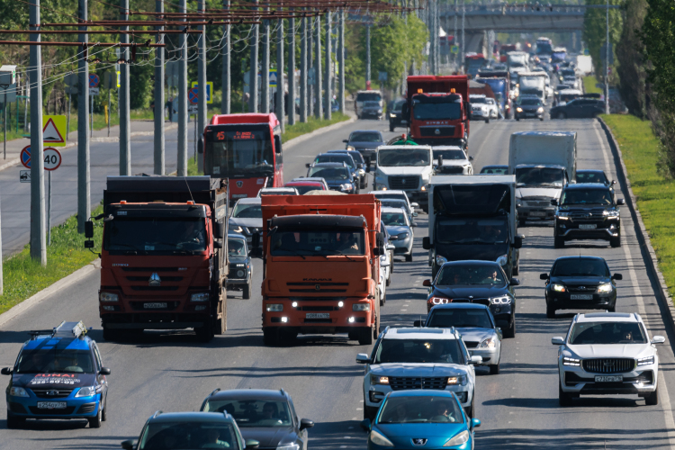 «Центр уже не тянет, там нет возможности перераспределить эти потоки. В пригороде нужно создавать логистические хабы для грузового транспорта, откуда на малотоннажном транспорте доставлять грузы до конкретных точек внутри города»