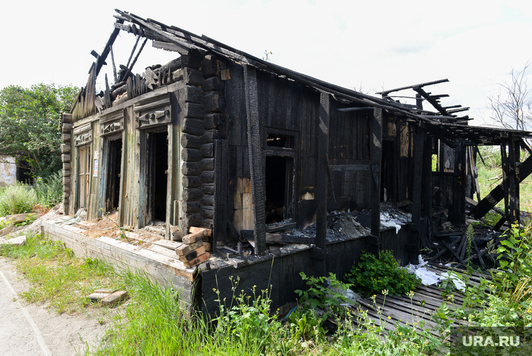 дом в деревне. метеостанция ушканьи острова. поселок княсьпа свердловская область. вымирающие деревни россии. заброшенные деревни северного урала.