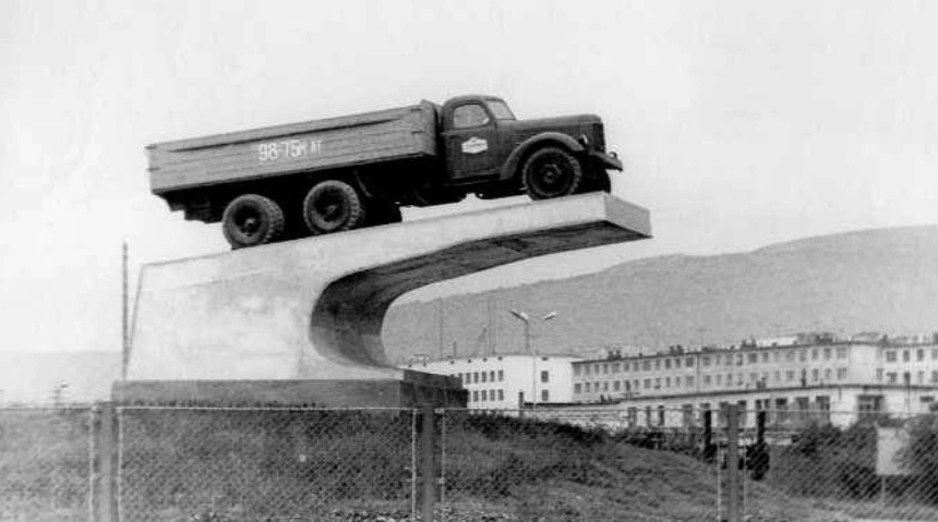 Памятник Зил-164 в г. Магадане kolymastory.ru