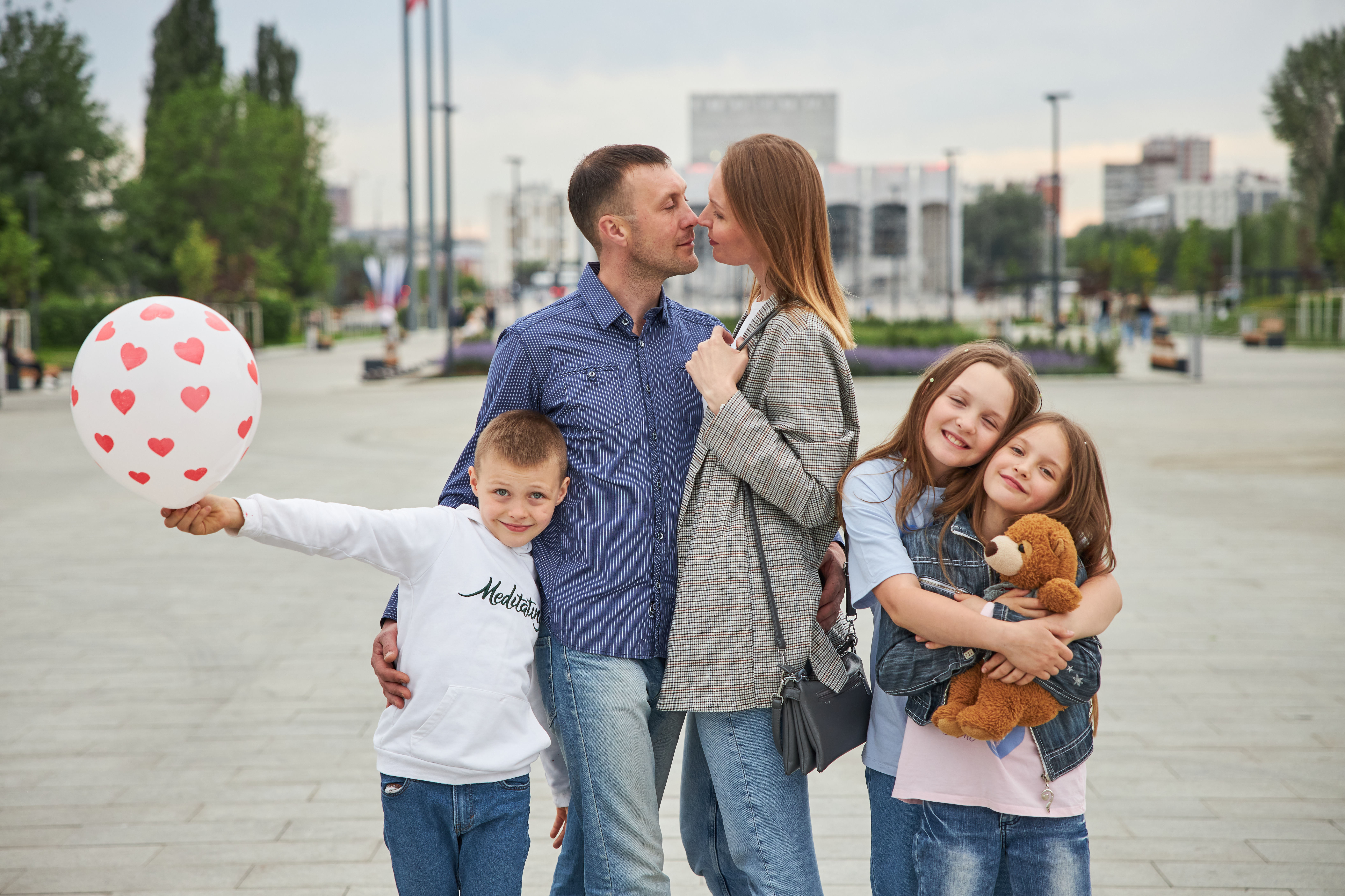 Многодетная семья что изменилось. Счастье здоровье россияне многодетные. Счастливая многодетная семья Югры фото.