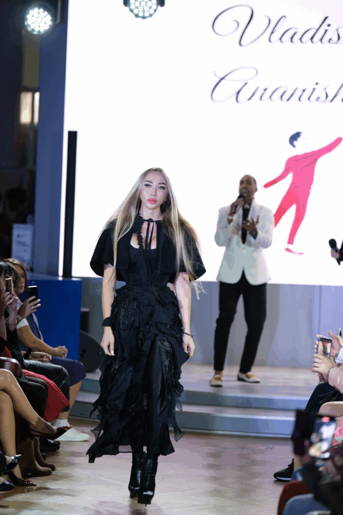 Ex-главный редактор ТВ-канала FashionTV Инна Сигле на показе бренда Vladislav Ananishnev. Фото: права ООО Москластер, пав. № 44, ВДНХ, Москва, 02.09.2025 г.