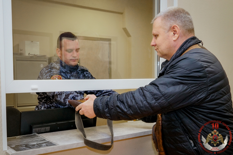 Управление Росгвардии по Новгородской области информирует о возможности передачи гражданами принадлежащего им оружия в зону выполнения СВО 