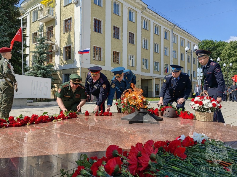 Мы пoмним пoдвиг ваш, герои, вы вечно в памяти людской!