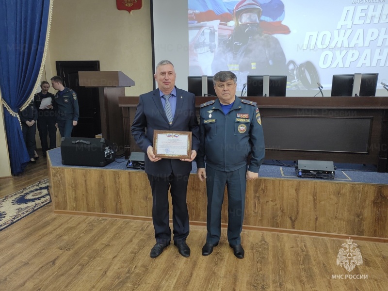 Белгородским огнеборцам вручили награды в преддверии профессионального праздника