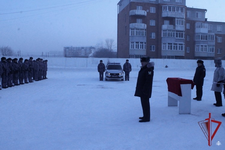 Лучшей группе задержания вневедомственной охраны Росгвардии в Улан-Удэ вручили новый автомобиль