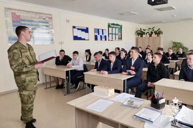 РОСГВАРДЕЙЦЫ ПРОВЕЛИ УРОКИ МУЖЕСТВА В РАМКАХ АКЦИИ «ЭСТАФЕТА ПОДВИГА»