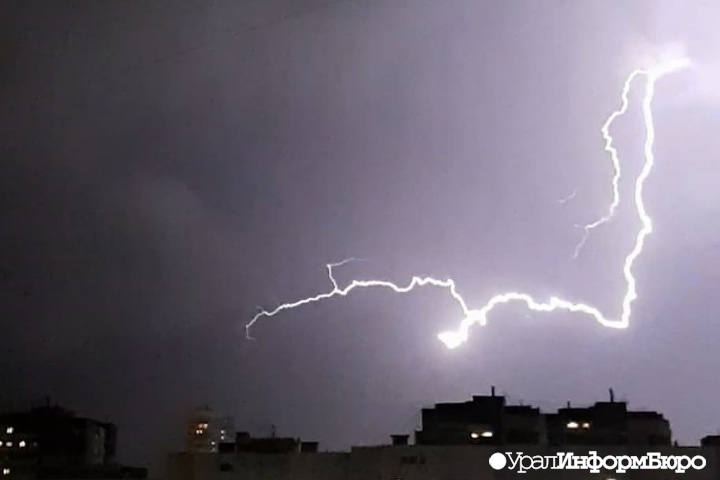 красивая молния. молния в космосе. огромная молния. природное электрическое явление – маяк маракайбо (молнии кататумбо). стихии природы.