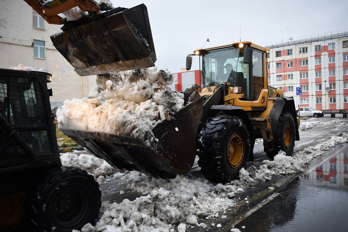 шмидт снегоуборочная аэродромная машина. норникель экскаваторы либхер. карьерная техника норильский никель. спецтехника норильск. снегоуборочная машина в норильске.