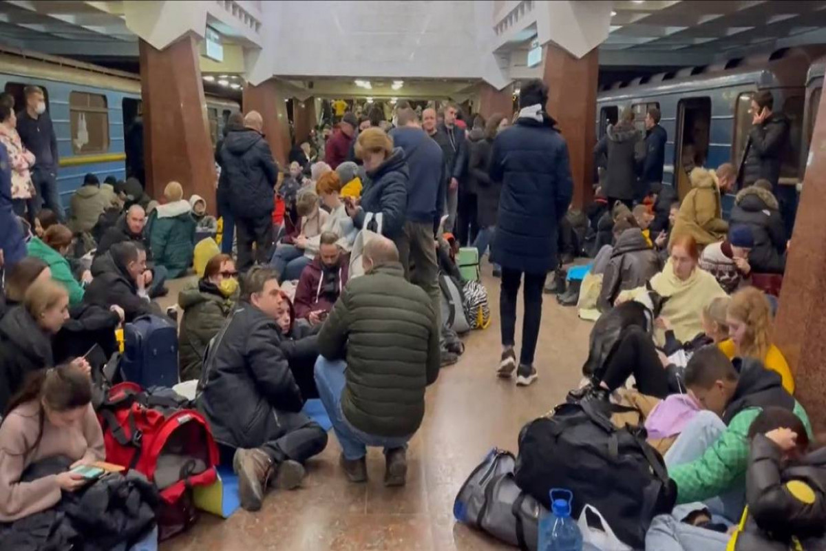 Метро киева фото. Люди в метро в Киеве. Толпа людей в метро. Киев Харьков люди в метро.