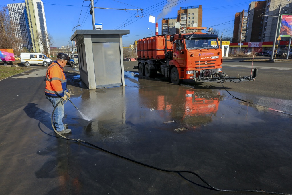 Новосибирск продолжают отмывать и приводить в порядок после зимы