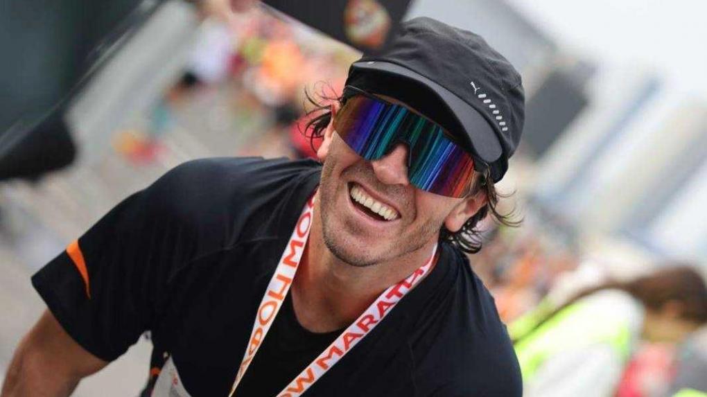 Омский комик Арсений Попов пробежал Московский марафон. Какой результат он показал?