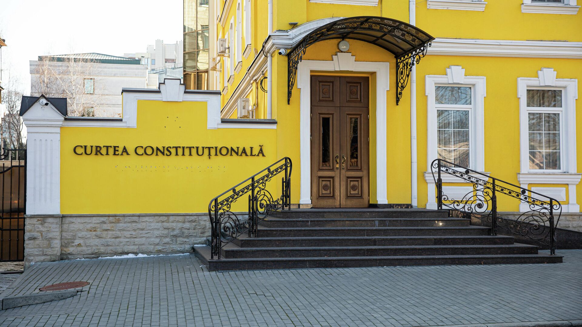 Оппозиционные парламентские партии оспорили в КС назначение спецпосланников Санду - Sputnik Молдова, 1920, 19.12.2025
