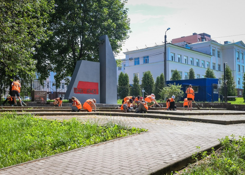 Более двух тысяч подростков устроились на работу в Смоленской области