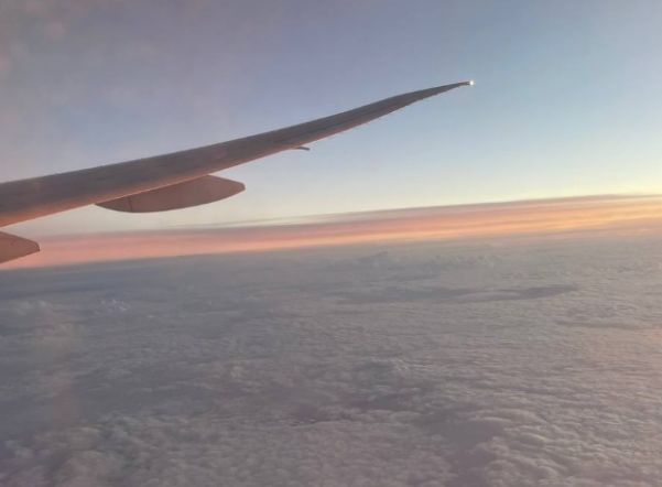 Самолет вылетает. Из аэропорта вылетело 4 самолета. Самолет чита. Из аэропорта вылетело 4 самолета. Люди садятся в самолет.