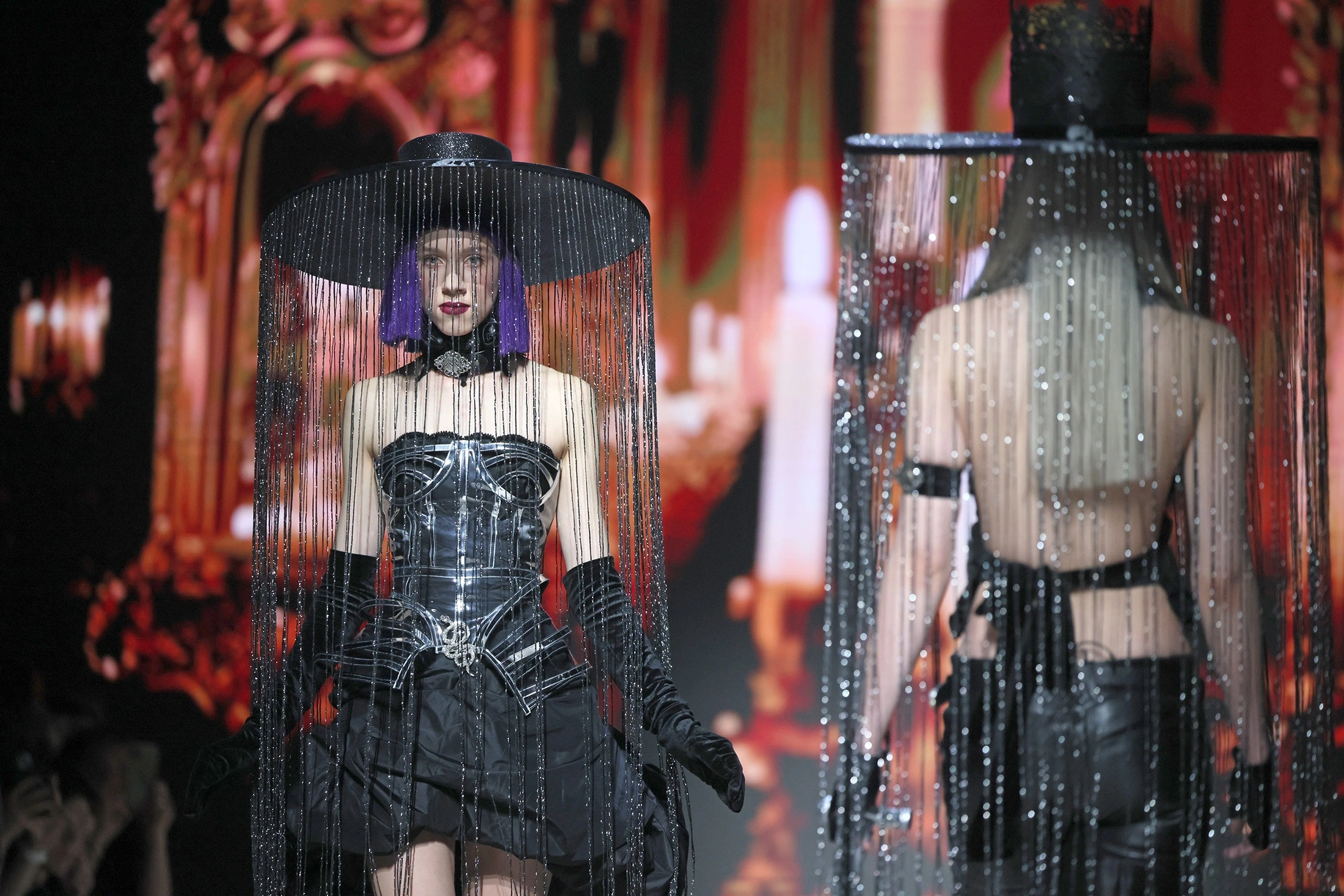 Подиум - всегда парад сюрпризов, вызывающей экзотики, спорной красоты и предполагаемой элегантности.