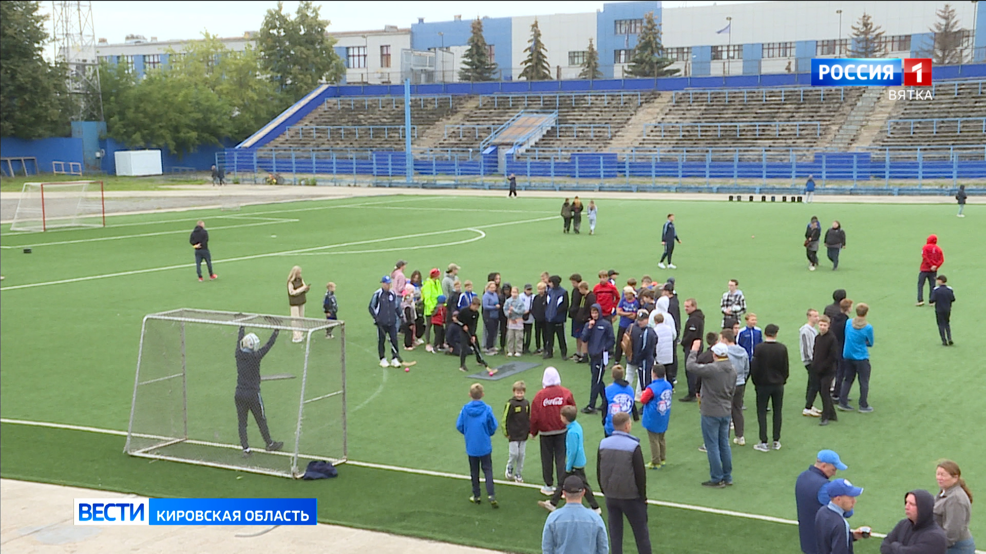 В Кирове прошла массовая зарядка с участием хоккеистов «Родины»