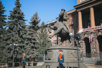 В преддверии Дня Победы в Екатеринбурге состоялась торжественная церемония возложения цветов к памятнику легендарному Георгию Жукову