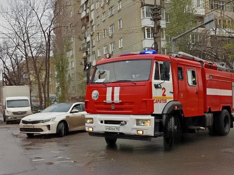 За сутки саратовские пожарные тушили дома, кухню и автомобиль