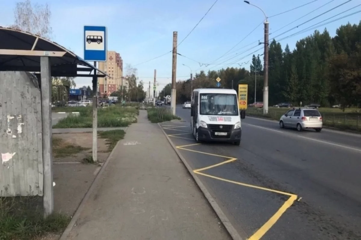 Причиной выпадения людей из салонов общественного транспорта зачастую является переполняемость их пассажирами.