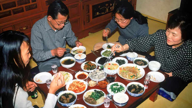 Корейская семья ест традиционную пищу