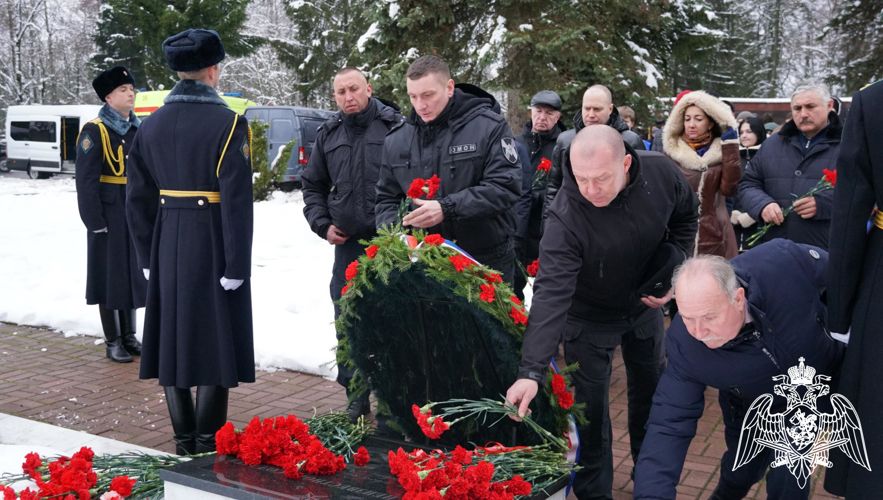 В День Неизвестного солдата брянские росгвардейцы почтили память защитников Родины