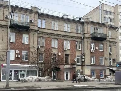 В Саратове суд обязал собственника демонтировать стеклянную конструкцию на фасаде дома на Московской 