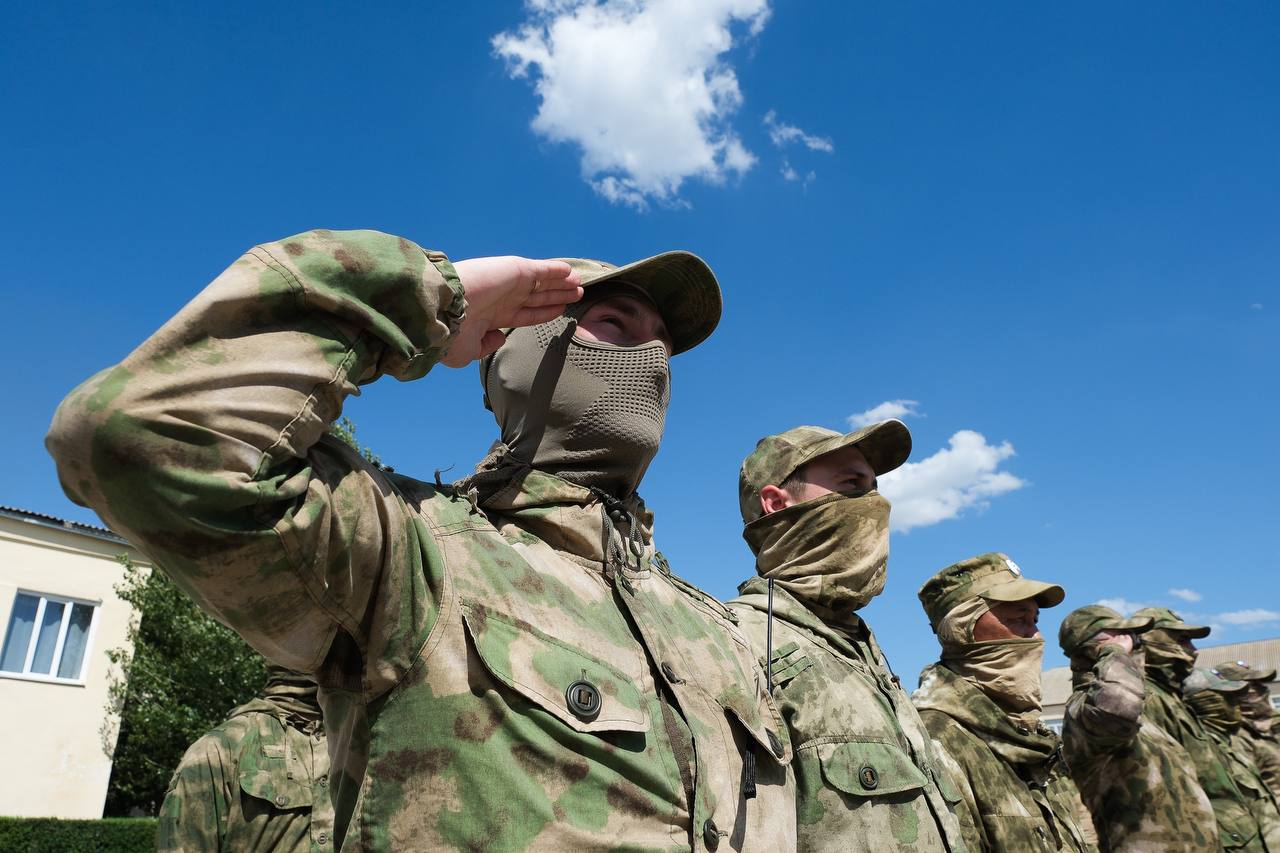 В Астрахани отличившимся на спецоперации росгвардейцам вручили награды, фото 7