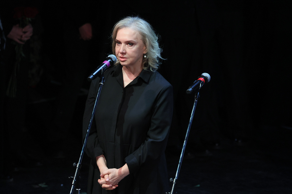 Марина Брусникина на церемонии прощания с Игорем Золотовицким на Основной сцене МХТ имени А. П.Чехова