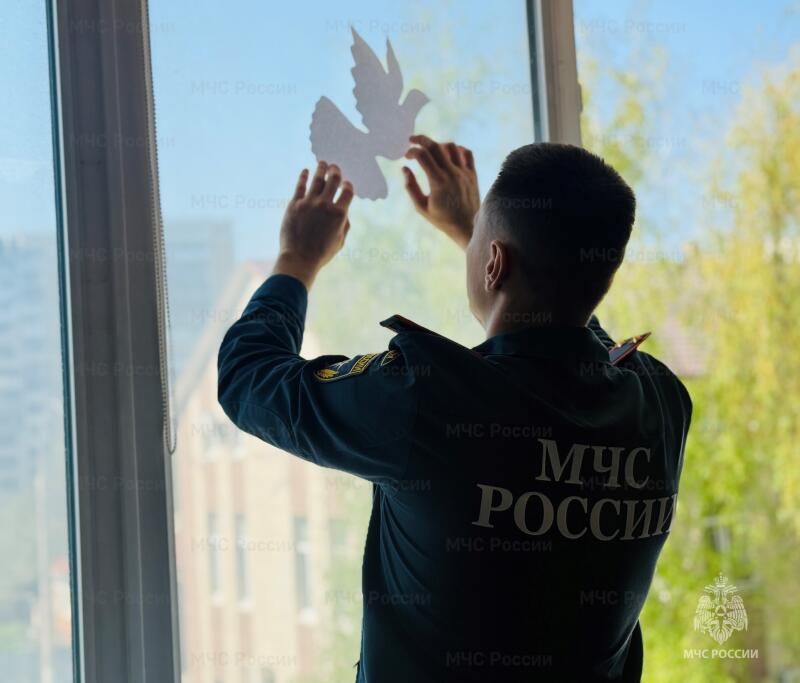 Сотрудники МЧС России принимают участие во всероссийской акции «Окна Победы»