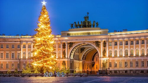 Встретить Новый год в Петербурге можно у главной городской елки, она традиционно будет встречать гостей на Новый год — 2025 на Дворцовой площади.