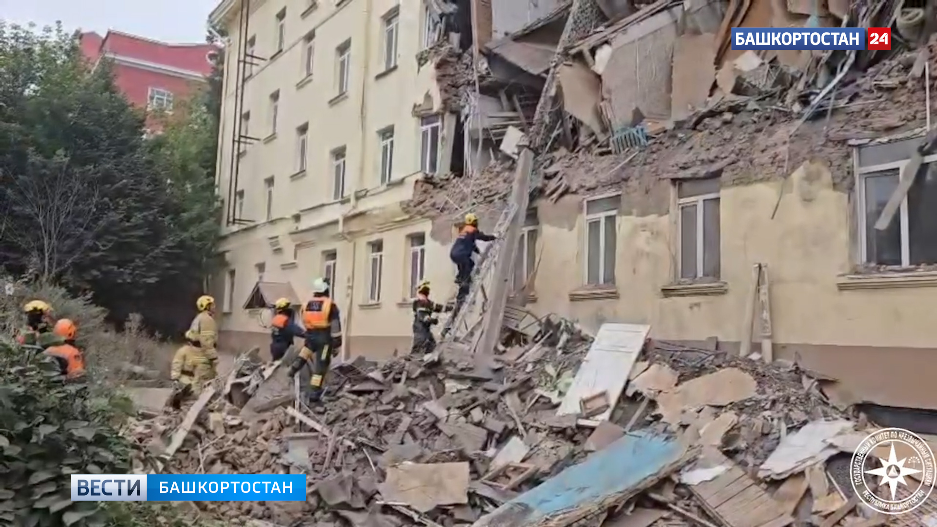 Появилось видео разбора завалов после обрушения части здания на улице Коммунистической в Уфе