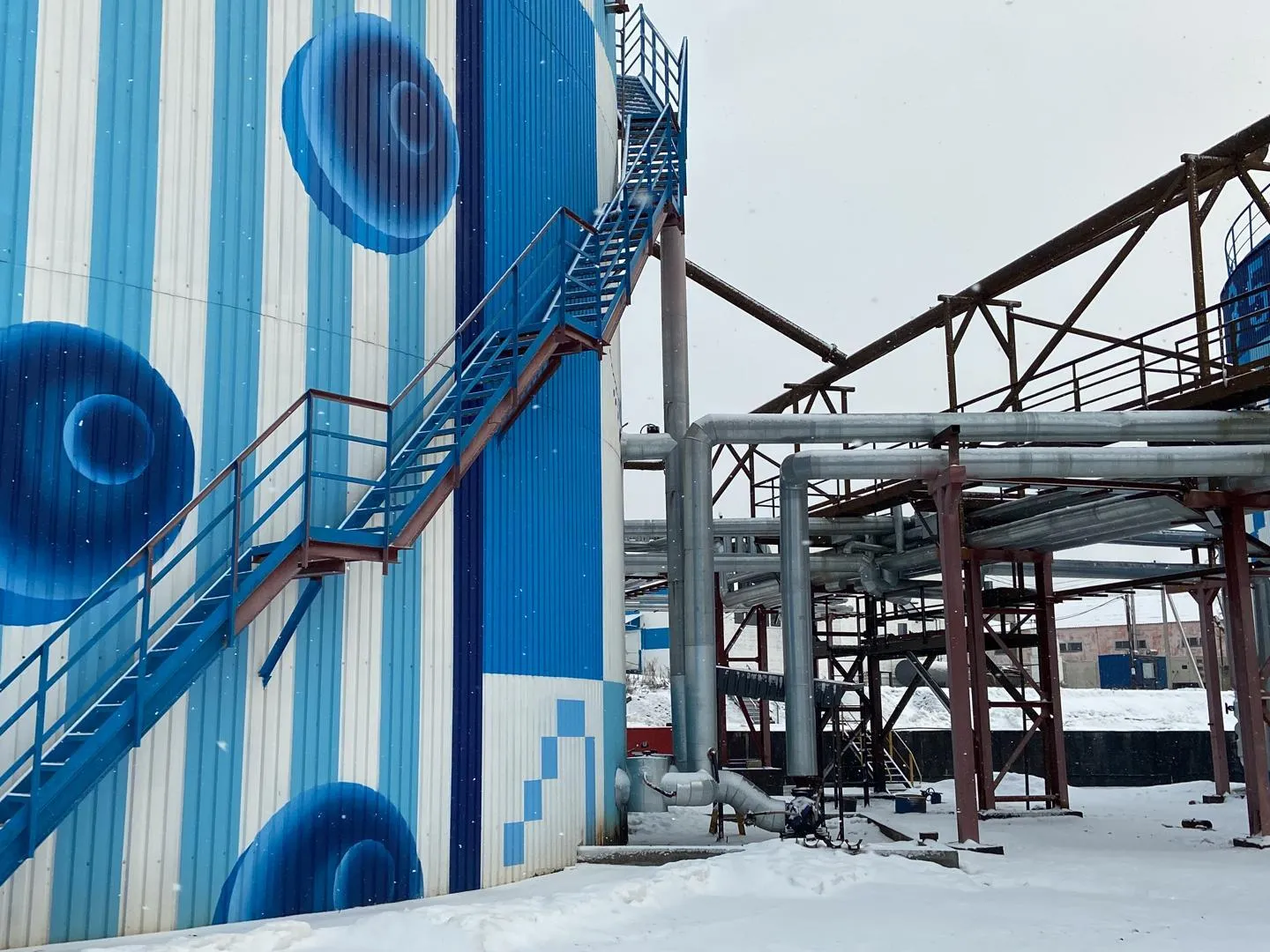 Биоэн нефтепродукт. Биоэн нефтепродукт. Биоэн нефтепродукт. Ребенок с грузом. Биоэн нефтепродукт.