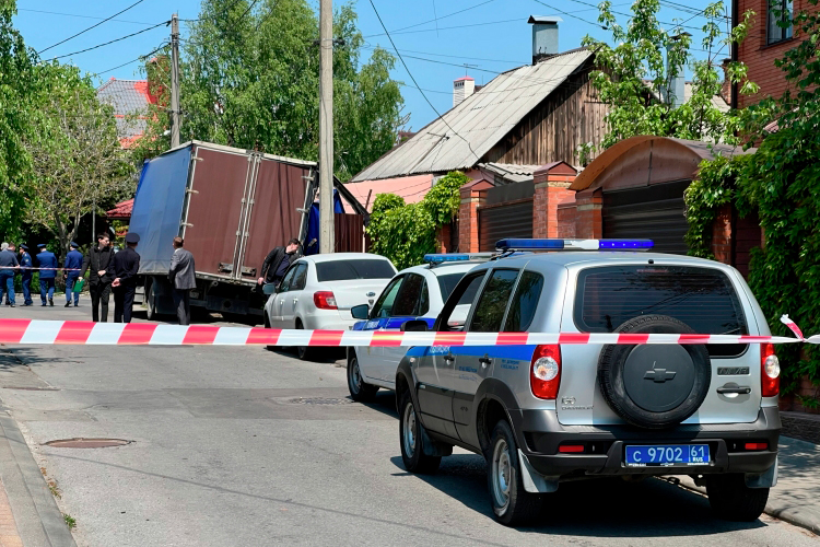 В результате украинских ударов ночью и утром в Ельце Липецкой области ранен ребенок, в Мясниковском районе Ростовской области были повреждены 20 частных домов и три автомобиля, а в Ярославле под удар попал нефтеперерабатывающий завод