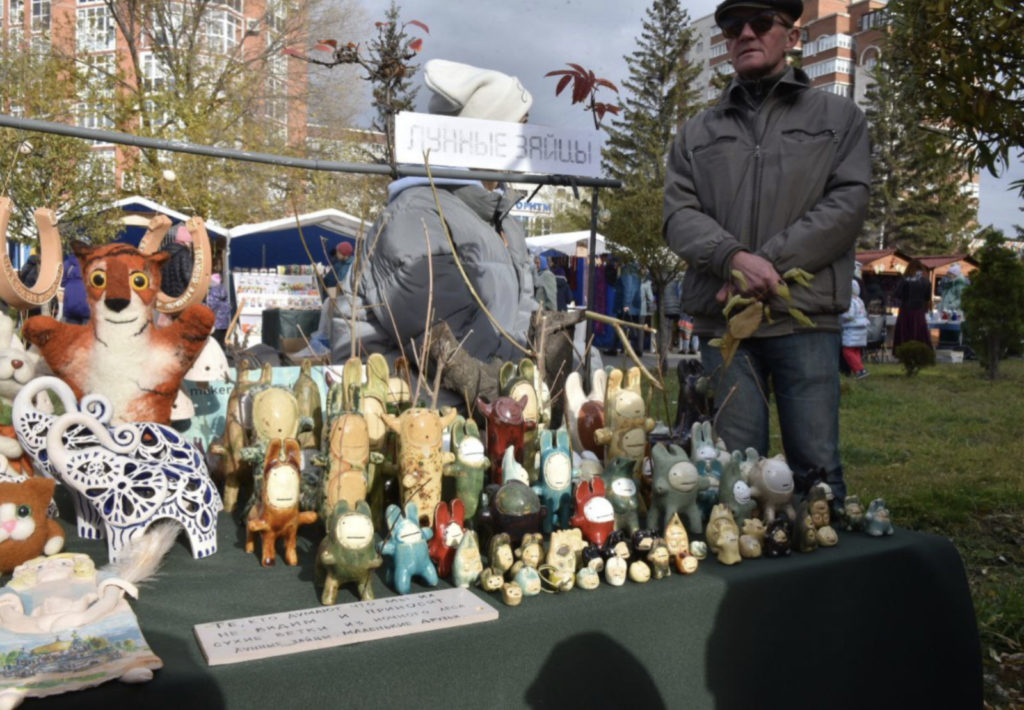 российские ярмарки с петушками. ярмарка омск. монастырская ярмарка в омске. ярмарка омск. покровская ярмарка омск.