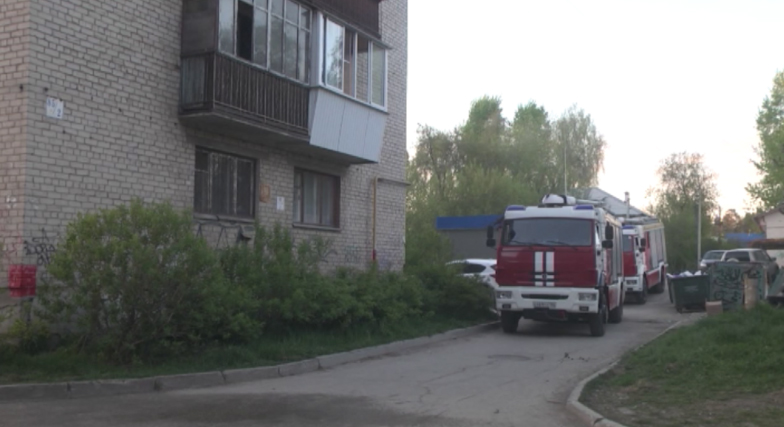 В Екатеринбурге на улице Народного Фронта во время пожара в пятиэтажке погиб мужчина