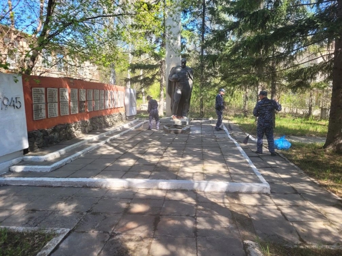 На Южном Урале росгвардейцы приводят в порядок мемориалы к 81-й годовщине Победы
