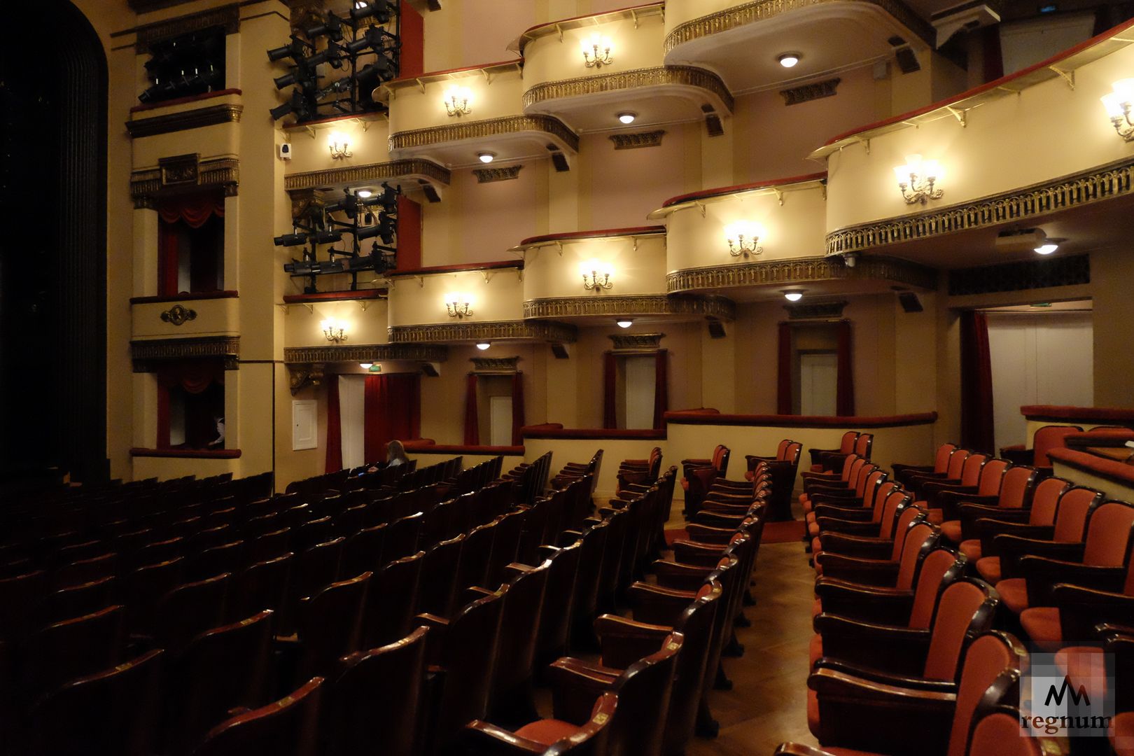 Зрительный зал главной сцены Театра Вахтангова