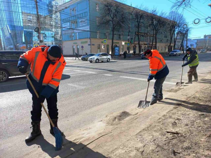 В Ленинском районе Воронежа стартовали весенние работы по уборке городских магистралей