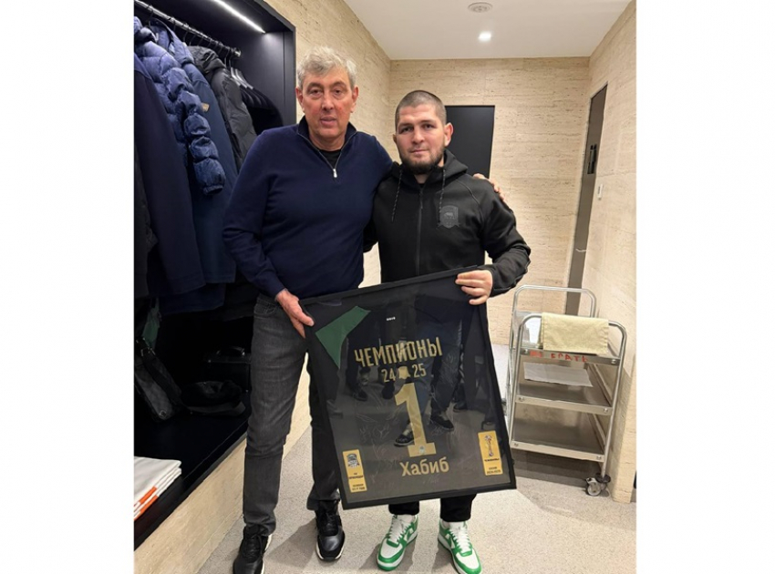 Сергей Галицкий подарил чемпионскую футболку «Краснодара» Хабибу Нурмагомедову
