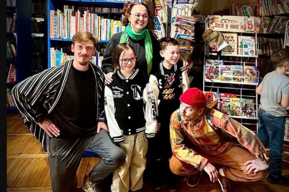 Актёры из Москвы привезли на Камчатку детский спектакль о книгах и библиотеке. Фото: kamgov.ru. Фотография 10