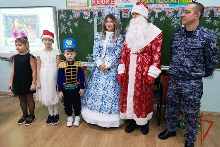 Росгвардия Алтайского края подарила праздник кулундинским первоклашкам