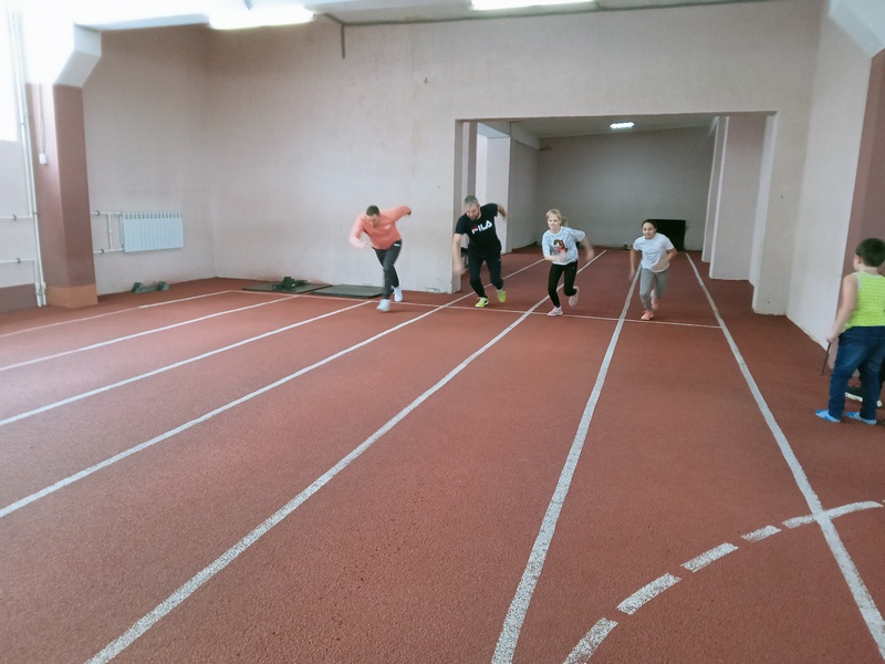 Девушка на соревнованиях по легкой атлетике. Сш центральная. Энгельсская спортивная школа энгельс садовая. Школа 19 нижневартовск автогородок. Сш центральная энгельс.